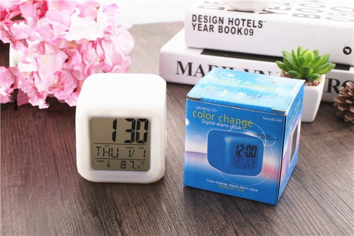 Digitaler Wecker mit Batteriebetrieb, weiß